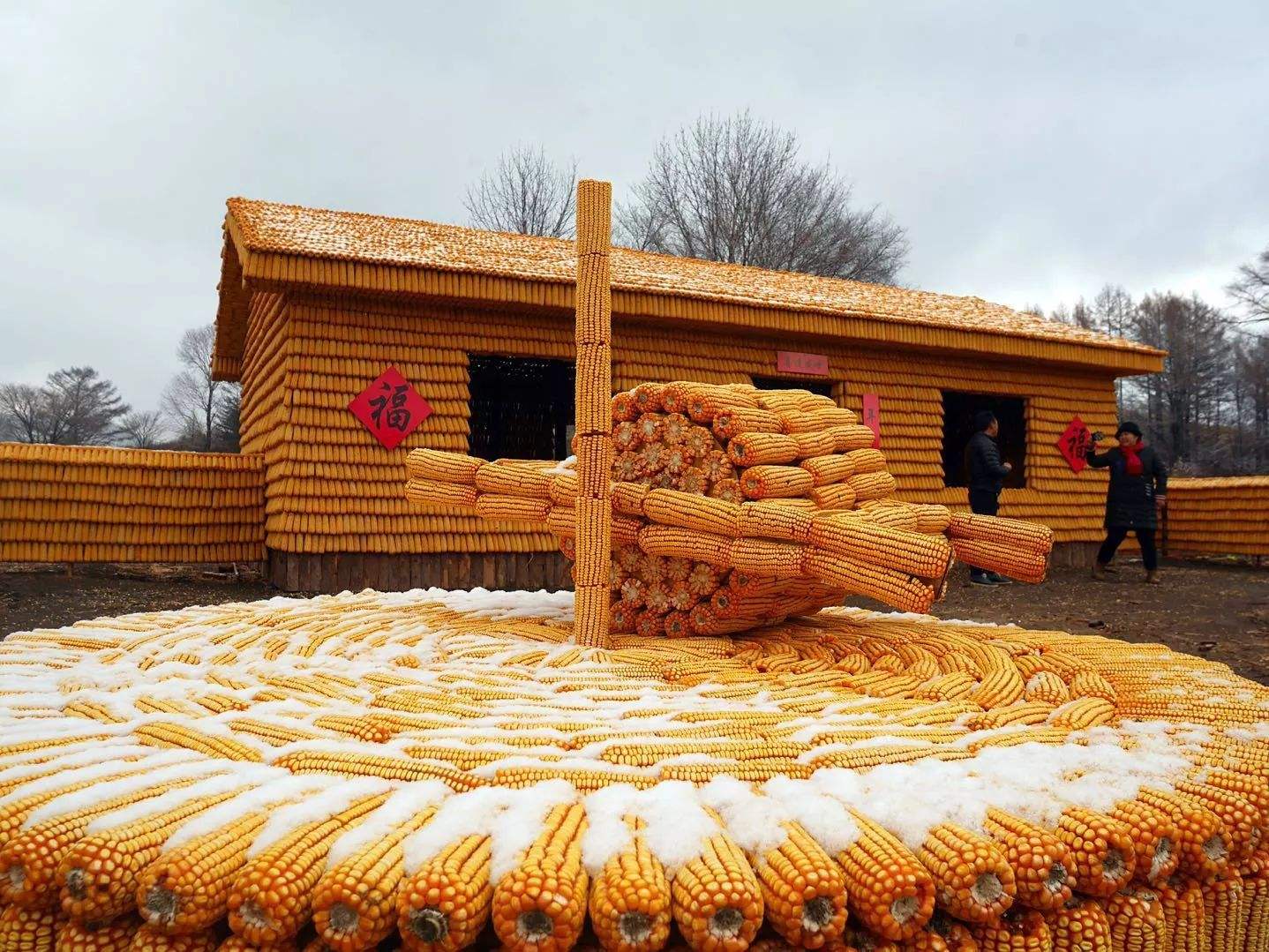 吉林农民用2万个玉米盖“黄金屋”